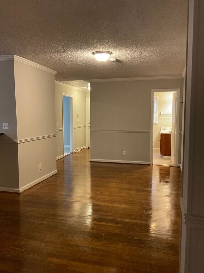 Building Photo - 4 Bedroom Brick Home in Gastonia - Hardwood Floors, Spacious Rooms!!!