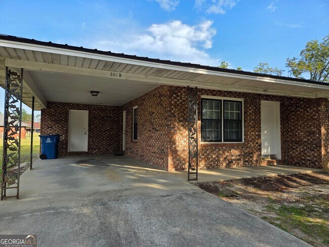 Building Photo - 301 Arlington Dr