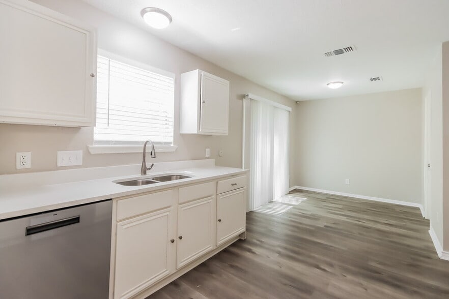 Building Photo - 18450 Hollow Oaks Cir
