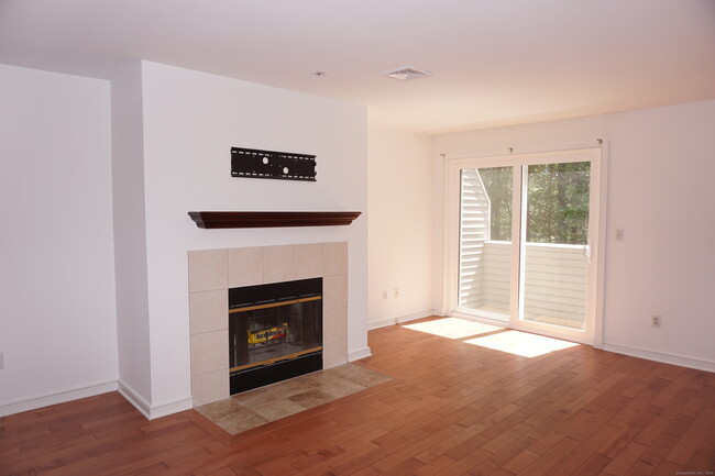 Building Photo - 453 E Putnam Ave