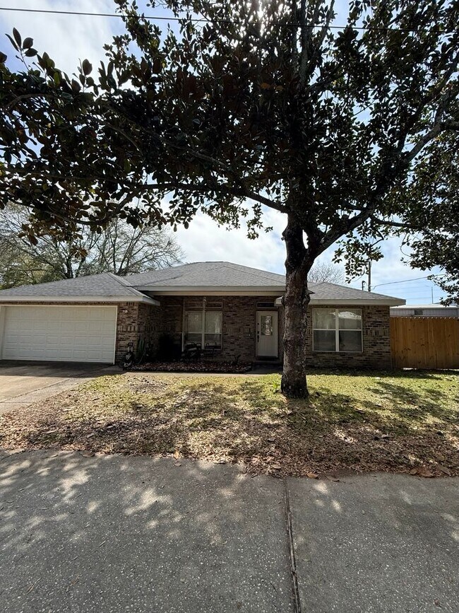 Building Photo - PRIME location Kenwood home with a great backyard!