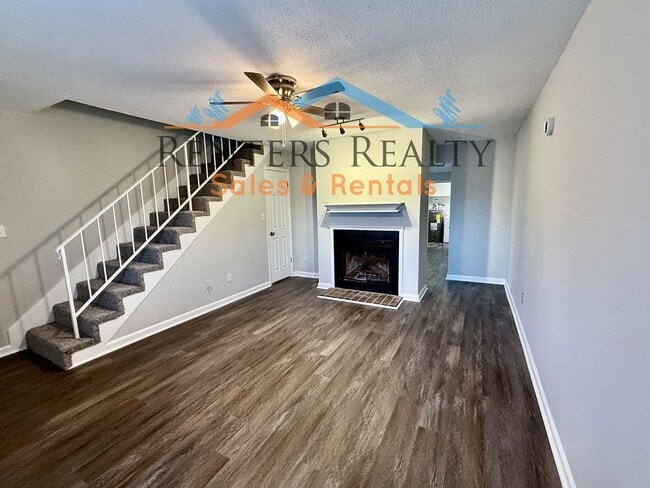 Building Photo - 2 Bedroom Condo with Private Patio