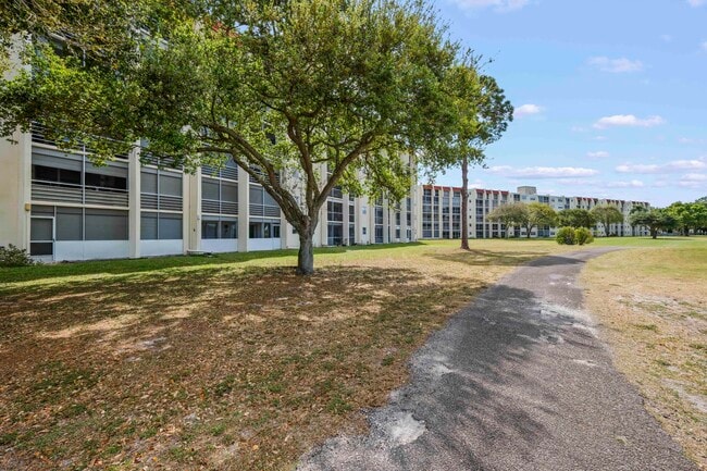 Building Photo - 3871 Via Poinciana