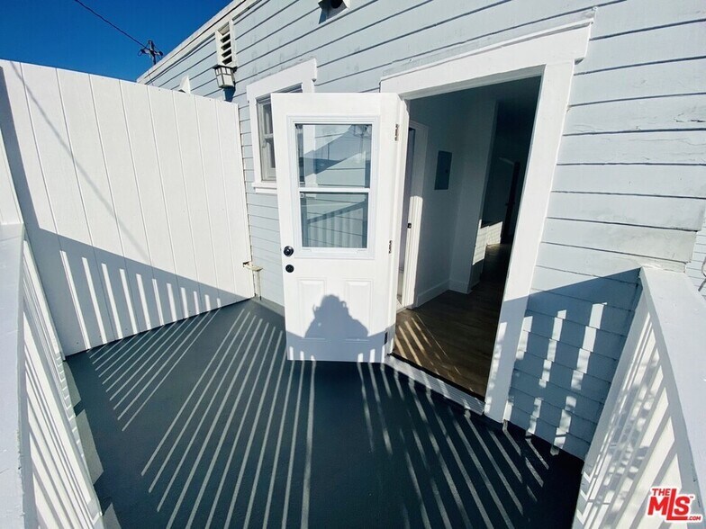 Building Photo - 651 Angelus Pl