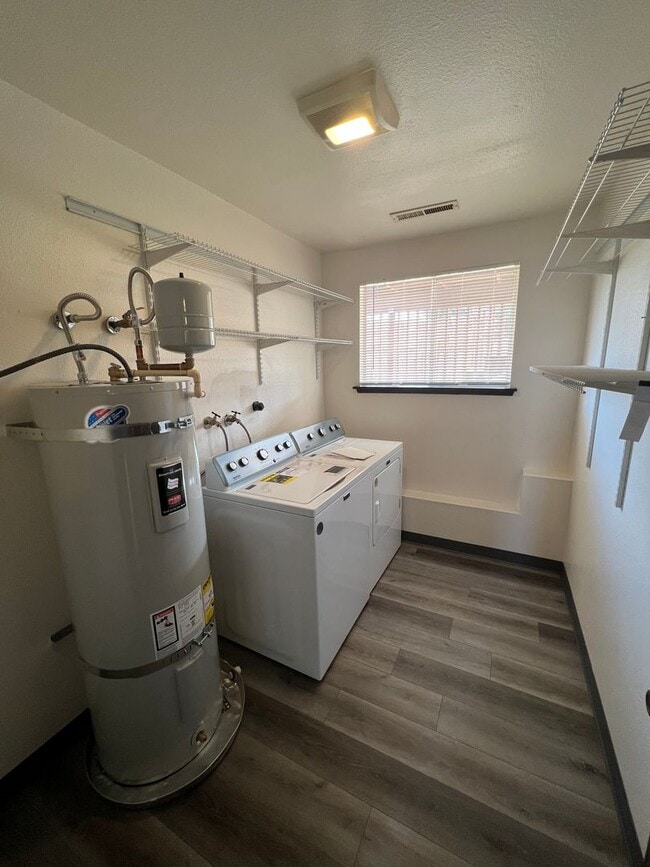 Building Photo - Super Clean Split Level Home with Huge Yard!