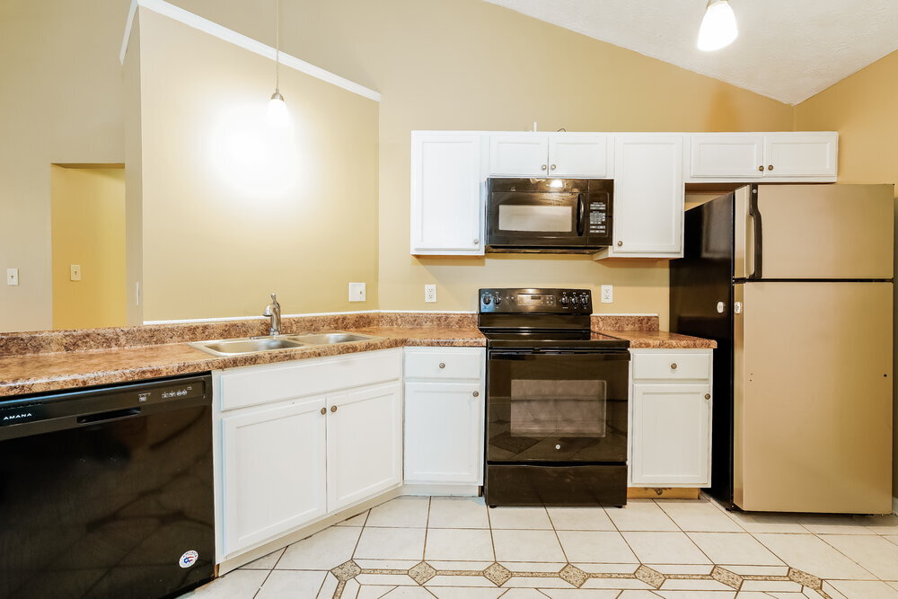 Building Photo - 5761 Pilgrim Dr