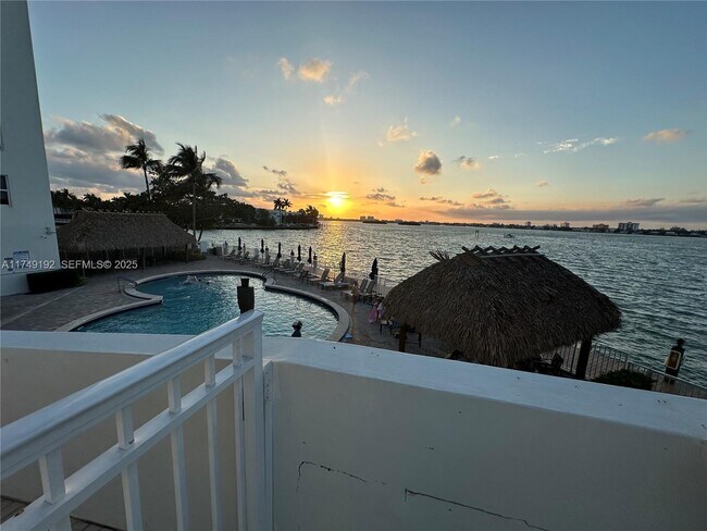 Building Photo - 10350 W Bay Harbor Dr