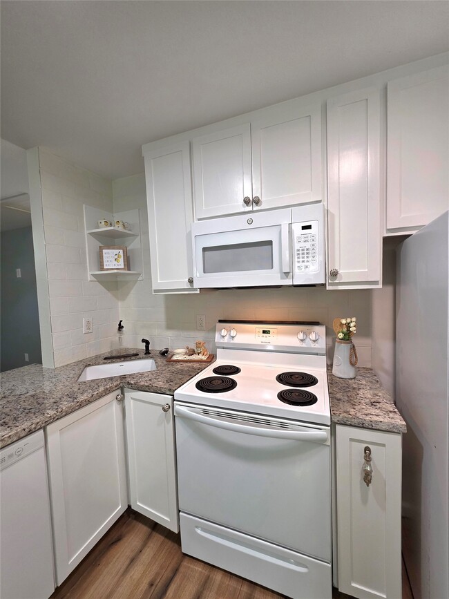 Building Photo - 5422 Pine Ave