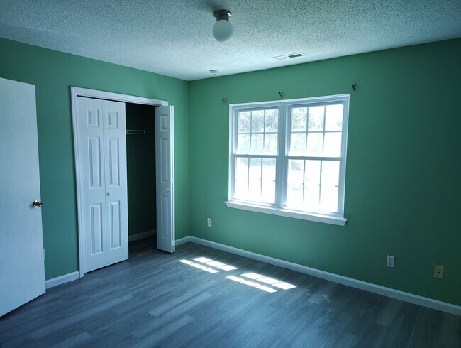 Building Photo - 995 W Pueblo Dr