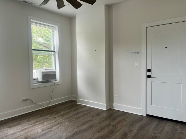 Building Photo - 5321 N Damen Ave