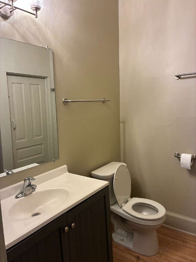 Building Photo - 4 Bed 2 Bath close to UWEC!