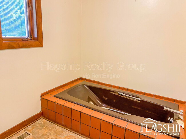 Building Photo - 1228 Forest Acres Dr