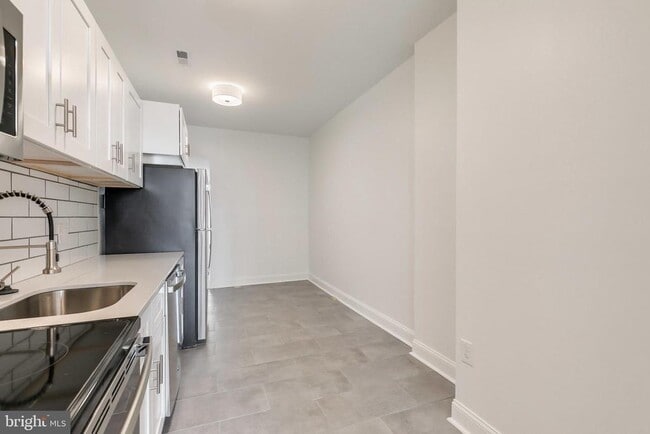 Building Photo - 1758 Park Ave