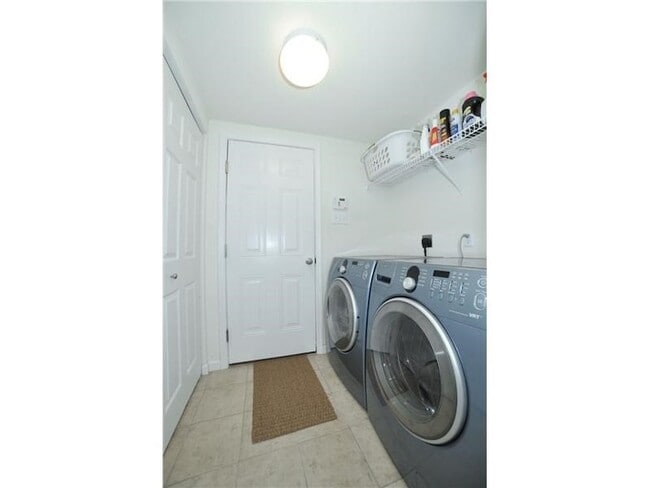 Building Photo - 704 Park Plaza E