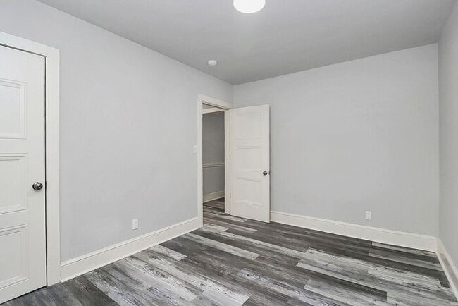 Building Photo - Charming 2BD/1BA Duplex Off West Blvd