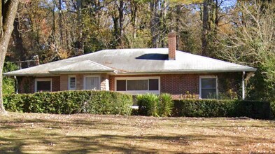 Building Photo - Charming 2-Bed, 2-Bath Brick Home with Fin...