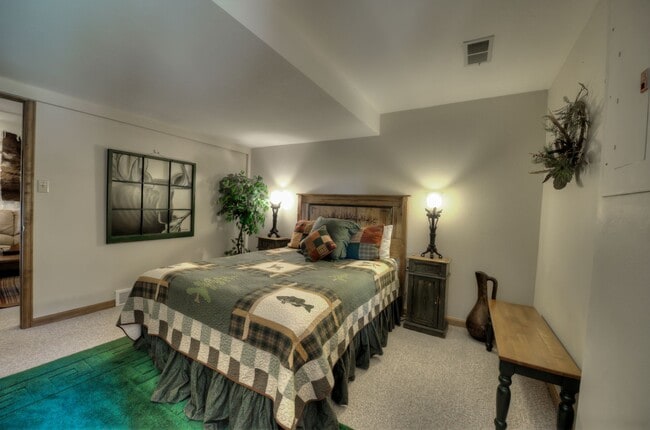 Building Photo - Ski Season Rental! Beautiful home near bus...