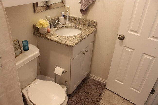 Building Photo - 706 W 24th St