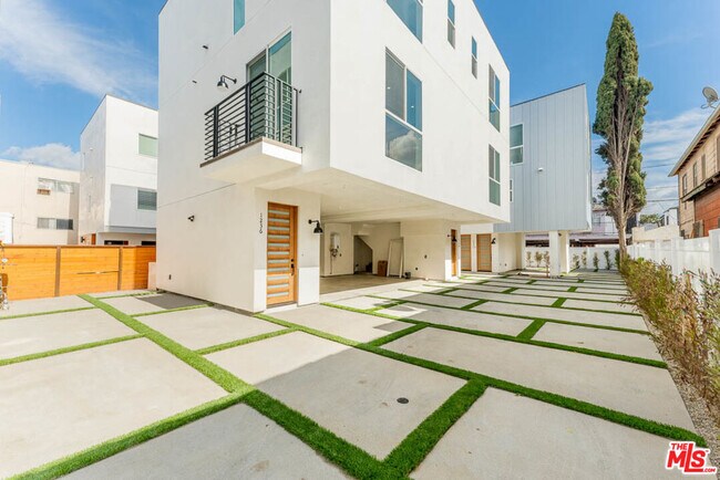 Building Photo - 1236 Beachwood Dr