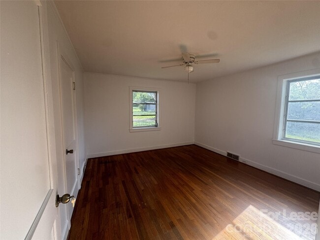 Building Photo - 1203 Hibriten Dr SE