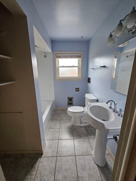 Master Bathroom - 840 Dunlop Ave