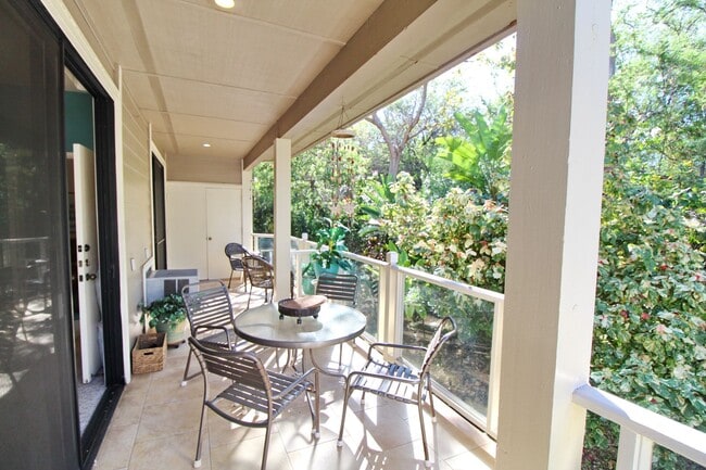 Building Photo - Spacious Furnished Grand Champions End Unit Available