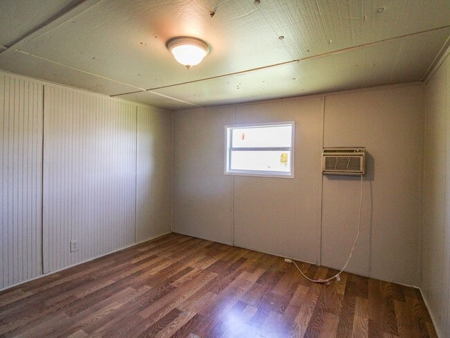 Building Photo - Excellent Location close to Fayetteville!