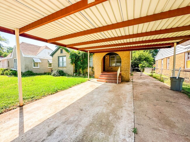 Building Photo - 3 Bed / 1 Bath - LARGE Workshop!