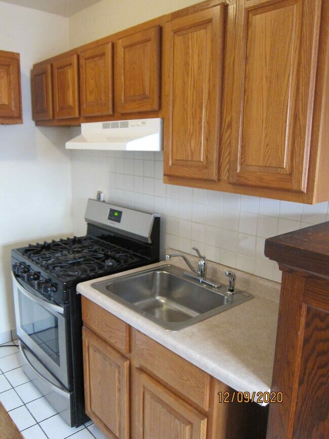 Building Photo - Available July or August 2026 Gorgeous 1-bedroom apartment in Shorewood with Free Heat