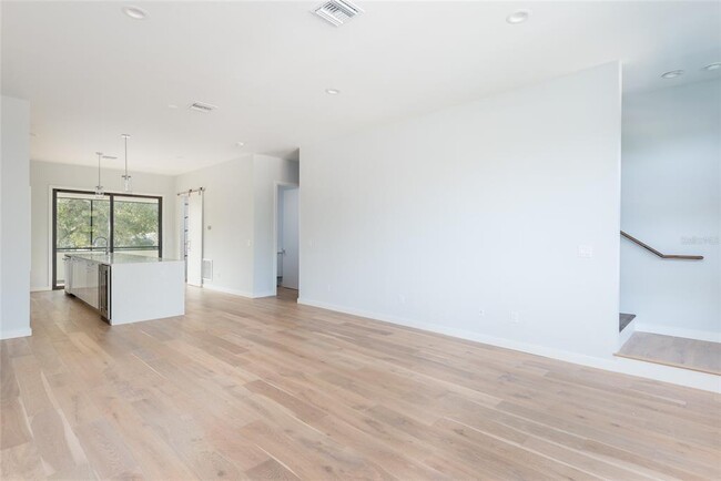 Building Photo - 530 W Plaza Pl