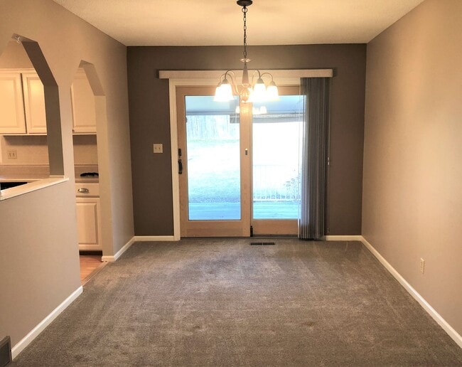 Building Photo - 4 Bed, 2 Bath House with 2-Car GARAGE!!