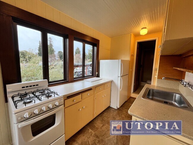 Building Photo - Charming and Sunny One Bedroom Apartment i...