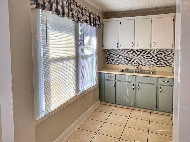 Building Photo - 2 bd. 1 bath  home : 786 sq. ft-  Kingsport