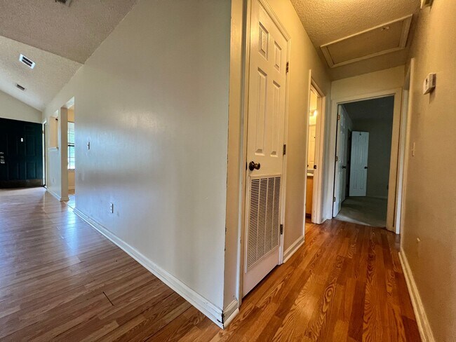 Building Photo - AVAILABLE EARLY APRIL 2026! (No Pets)