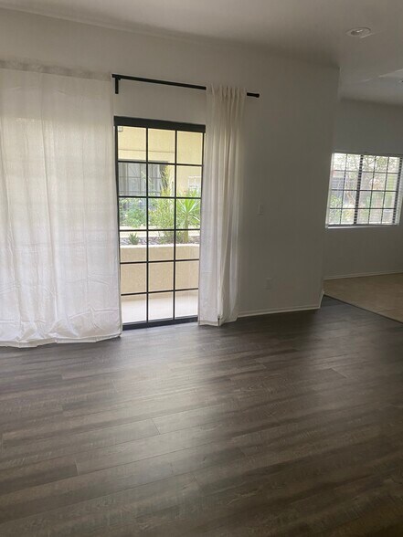 Building Photo - 930 S Venice Blvd