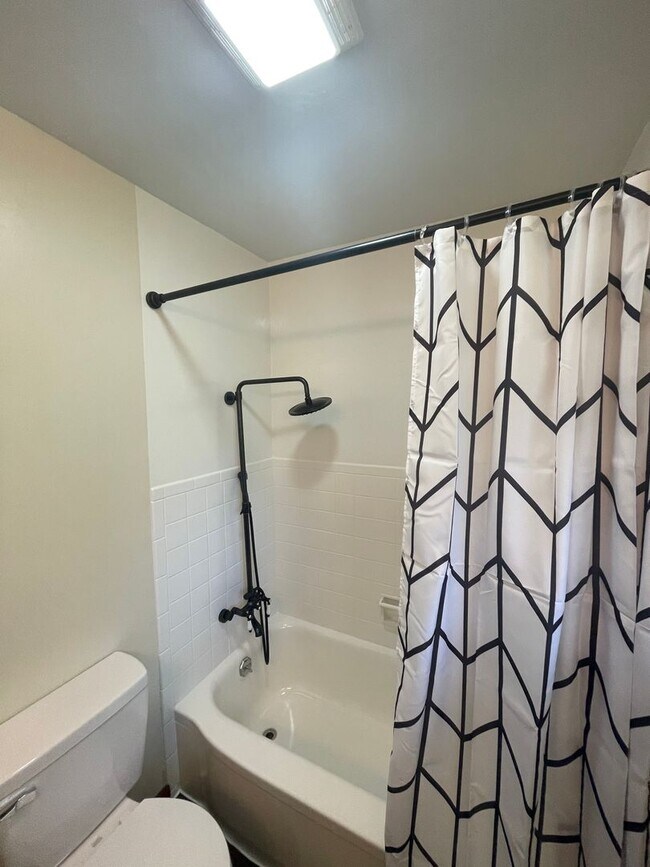 Building Photo - Beautiful 3 bedroom 2 bath home located in Southern Hills Subdivision