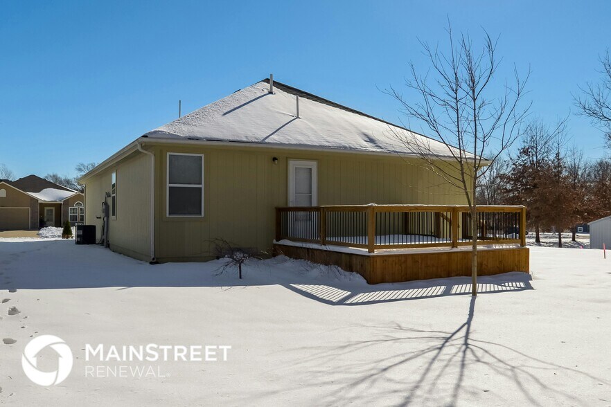Building Photo - 1106 SE Oak Ridge Dr