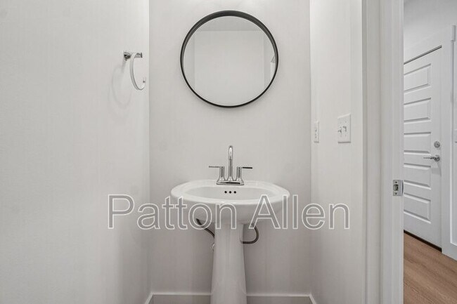 Building Photo - 7 Bolton St