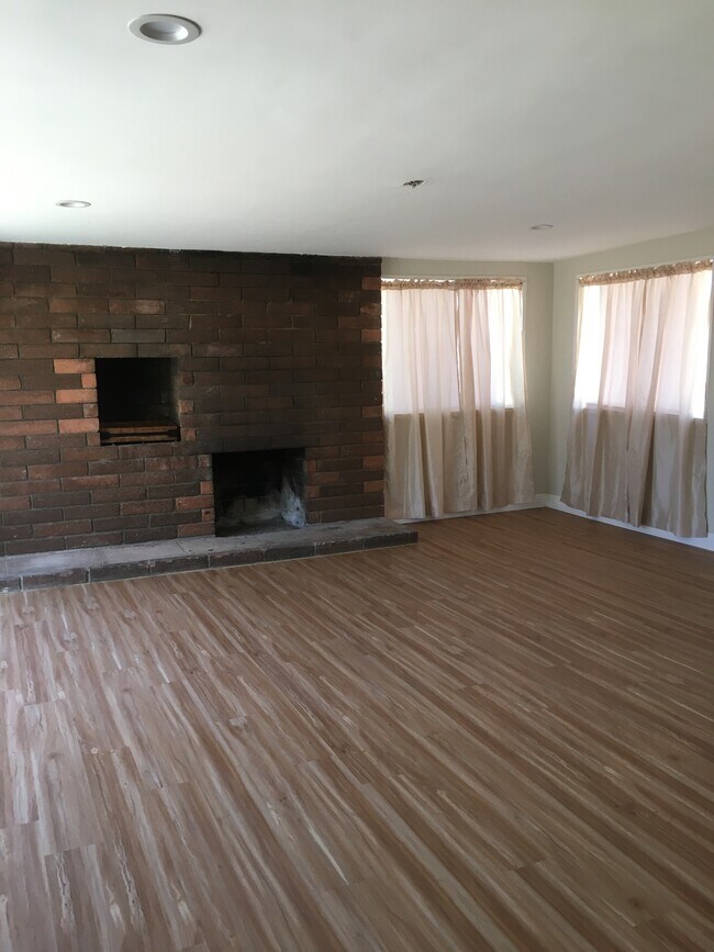 Building Photo - 15529 El Cajon St