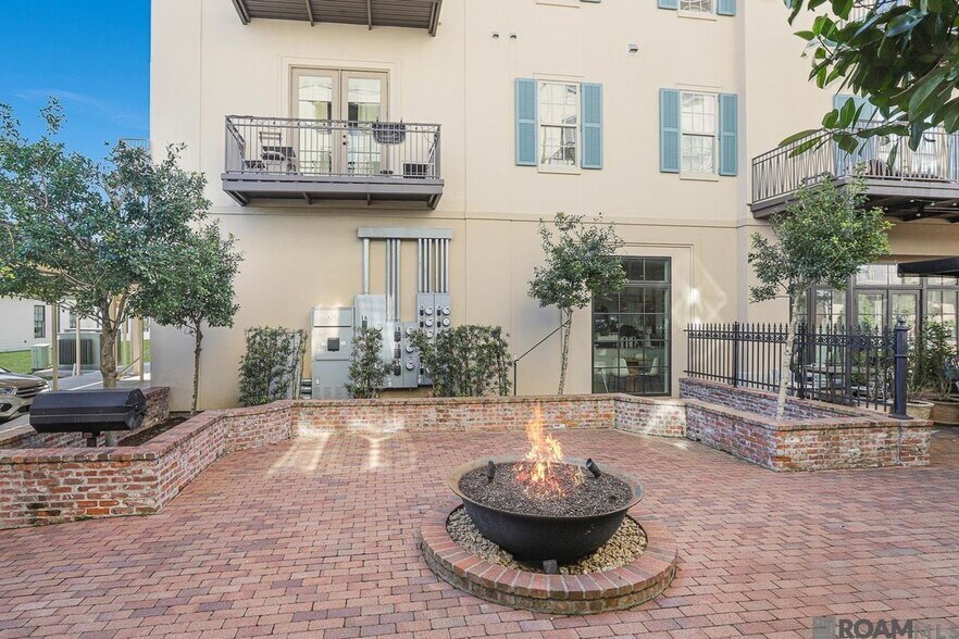 Building Photo - 8211 Village Plaza Ct