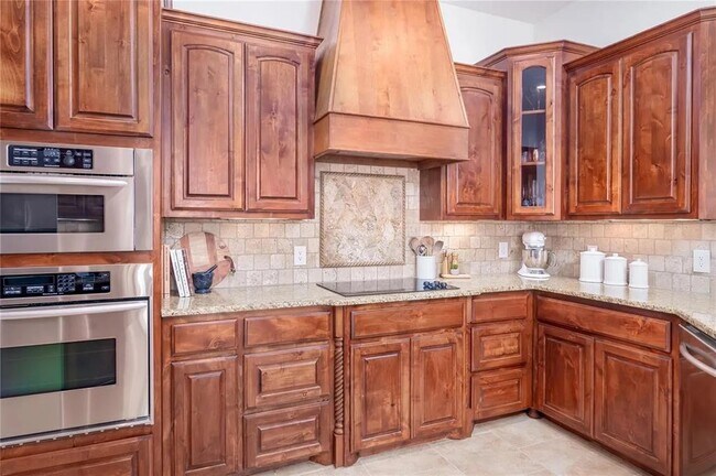 Building Photo - 15 Chandon Ln