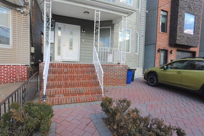 Building Photo - 106 Poplar St