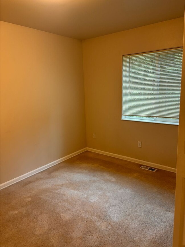 Building Photo - Wonderful East Anchorage 3 Bed Townhome!