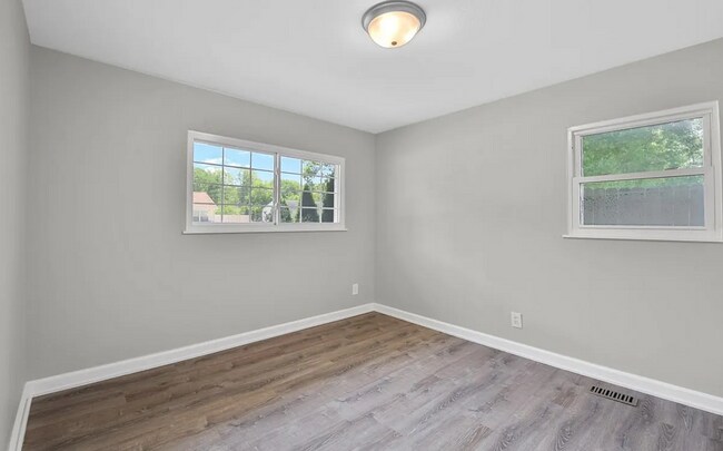 Building Photo - 4 bedroom 2 bathroom located in Champaign- Available August!