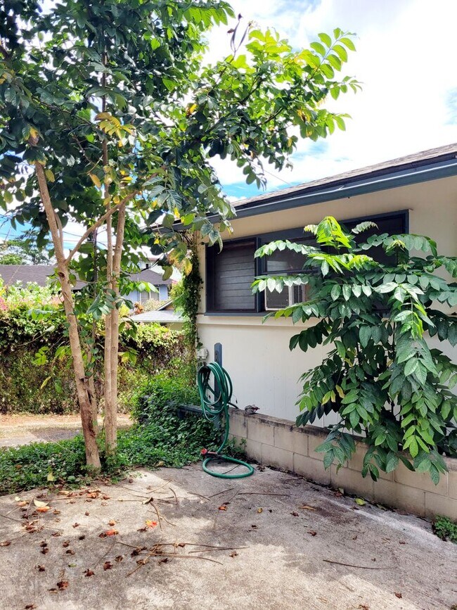 Building Photo - AVAILABLE NOW | 3 BED, 2 BATH HOME | Location: North Shore | Drive Up Parking Spaces, & Large Enc...