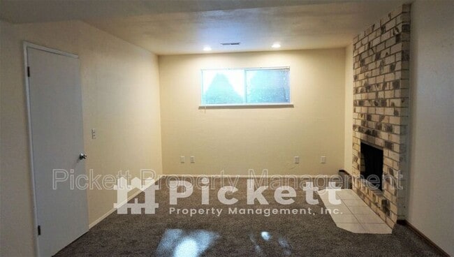 Building Photo - 2221 NE Lexington Dr