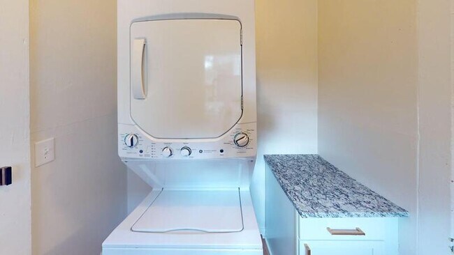 Building Photo - 121 College Pl