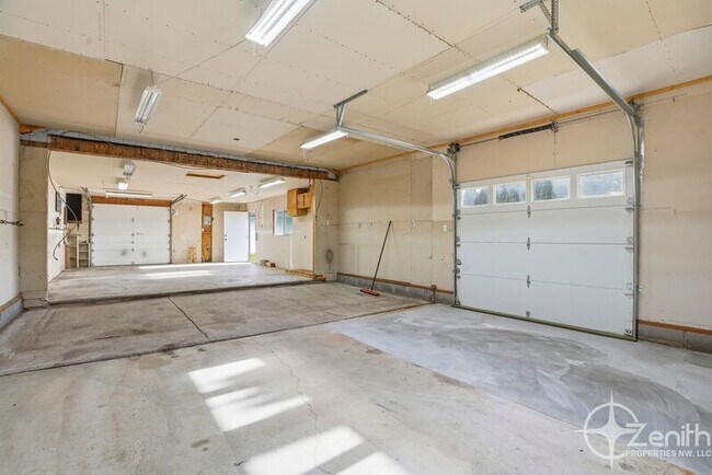 Building Photo - 13801 NE 40th St