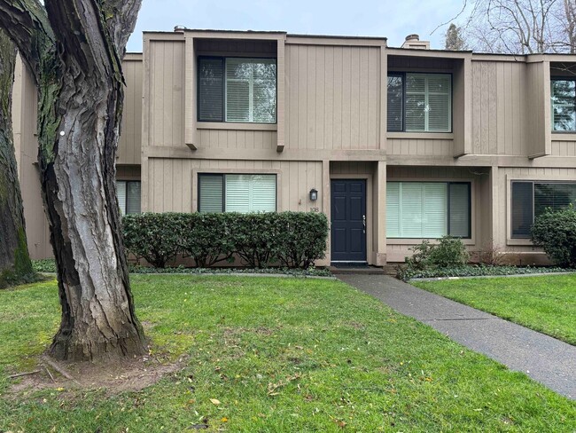 Building Photo - Gorgeous Remodeled 2 Bed in Campus Commons