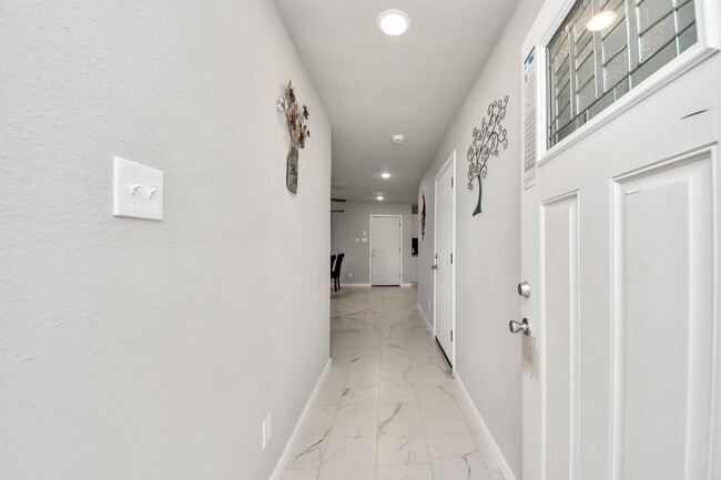 Building Photo - 15123 Kaler Rd